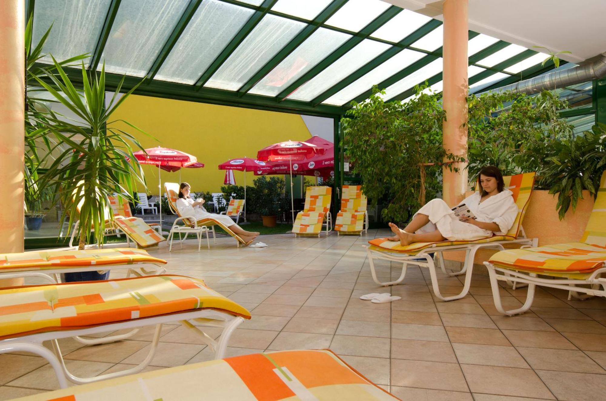 Vienna Sporthotel Bagian luar foto